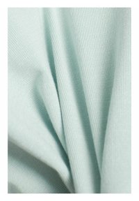 Tissu tricoté bleu clair doux avec une texture côtelée fine et des plis délicats.
