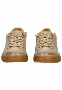 Sneaker in ecopelle beige con occhielli dorati, suola in gomma textured e morbida fodera in pelliccia intorno al colletto. Design con punta arrotondata.