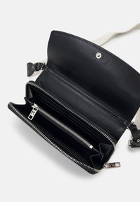 KARL LAGERFELD K/CIRCLE PERFORATED - Torba čez telo - black