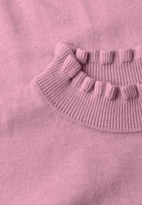 Gros plan d’un col de pull tricoté rose pâle doux avec une texture côtelée et un détail de pli.
