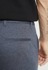 Lindbergh SUPERFLEX CROPPED  - Hlače chino - blue