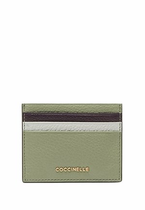 Portafoglio in pelle verde con tre strisce orizzontali in marrone scuro, bianco e grigio chiaro; presenta il nome del marchio impresso in oro.