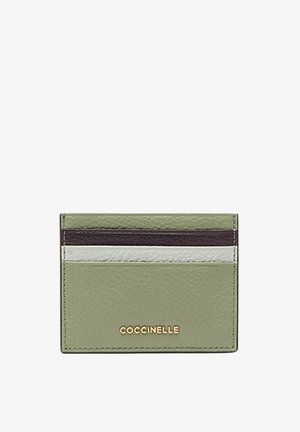 Porte-cartes en cuir vert avec trois rayures horizontales marron foncé, blanc et gris clair ; présente le nom de la marque en relief en doré.