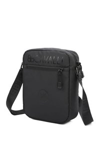 Borsa a tracolla nera imbottita con logo in rilievo, tracolla regolabile e chiusura con zip. Superficie liscia e forma quadrata.