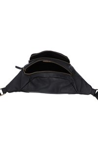 Czarna skórzana torba o fakturowanej powierzchni, wyposażona w dwie komory zamykane na zamek oraz regulowany pasek. Kompaktowy, podłużny kształt ułatwiający przenoszenie.