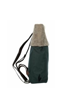 Groene stoffen tas met een beige suède bovenkant, rechthoekige vorm, verstelbare bruine schouderbanden en een gestructureerde buitenkant.