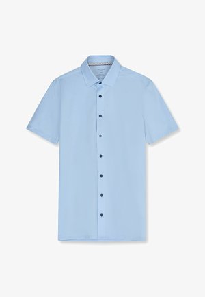 Hellblaues kurzärmeliges Hemd mit Knopfleiste, klassischem Kragen und dunklen Knöpfen, Größe 40, flach auf weißem Hintergrund gelegt.