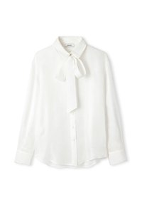 Biała bluzka z teksturowanej tkaniny, z kołnierzykiem i związanym kokardą przy szyi, długimi rękawami oraz zapięciem na guziki z przodu.