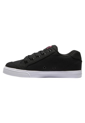 Schwarze Canvassneaker mit einer weißen Gummisohle, runden Schnürlöchern, gesteppten Details und einem kleinen Akzentlogo neben der Zunge.