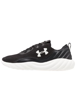 Czarne buty sportowe z białą podeszwą i dużym białym logo po boku, cholewka z teksturowanej tkaniny oraz pętelka na pięcie.