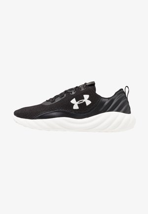 Zapato deportivo negro con suela blanca y gran logo blanco en el lateral, parte superior de tela texturizada y lengüeta en el talón.
