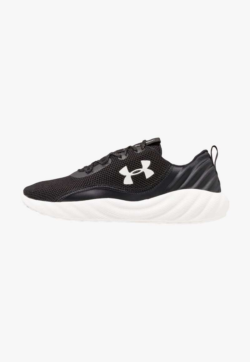 Chaussure de sport noire avec semelle blanche et grand logo blanc sur le côté, tige en tissu texturé et languette à l'arrière.