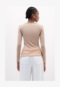 Selected, tan