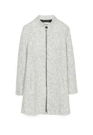 Manteau long texturé gris clair avec fermeture éclair à l'avant et col haut, manches longues et silhouette droite.