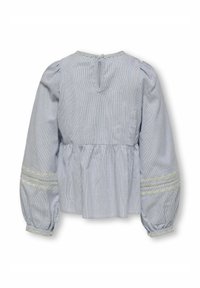 Svetlo modra bluza s črtami in napihnjenimi rokavi, dekorativni čipkasti rob na rokavih in zapiranje na zarezo na hrbtu. Izdelana iz mehkega materiala.