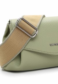 Borsa a tracolla verde in pelle con finitura testurizzata e tracolla in tela beige. Presenta hardware in metallo e un logo discreto.