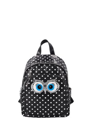 Schwarzer Rucksack mit weißen Punkten und einer Vordertasche, die mit großen blauen Eulenaugen und silbernen Verzierungen dekoriert ist.