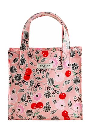 Rosa stof tote bag med blomstermønster, der har røde kirsebær, sorte og rosa blomster samt grønne blade. Korte, robuste håndtag.