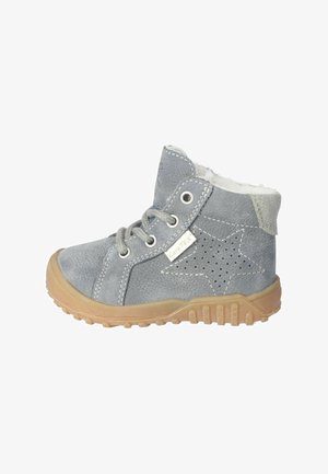 Grijze winterschoen voor peuters met sterontwerp, veters aan de voorkant, gewatteerde kraag bij de enkel en beige rubberen zool, gelabeld CareTEX.