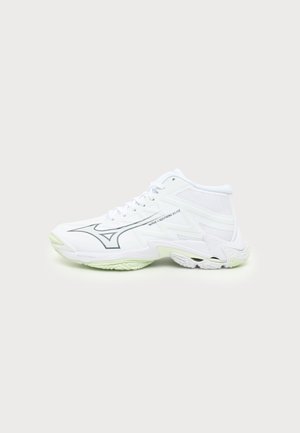 Hvid højt sneakers med sort logo og tekst "Wave Lightning Elite" på siden, tekstureret sål og overdel i mesh-stof.