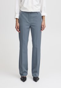 Lichtgrijze op maat gemaakte broek met een rechte pijpdesign, gemaakt van een gladde stof, met voorplooien en een platte tailleband.