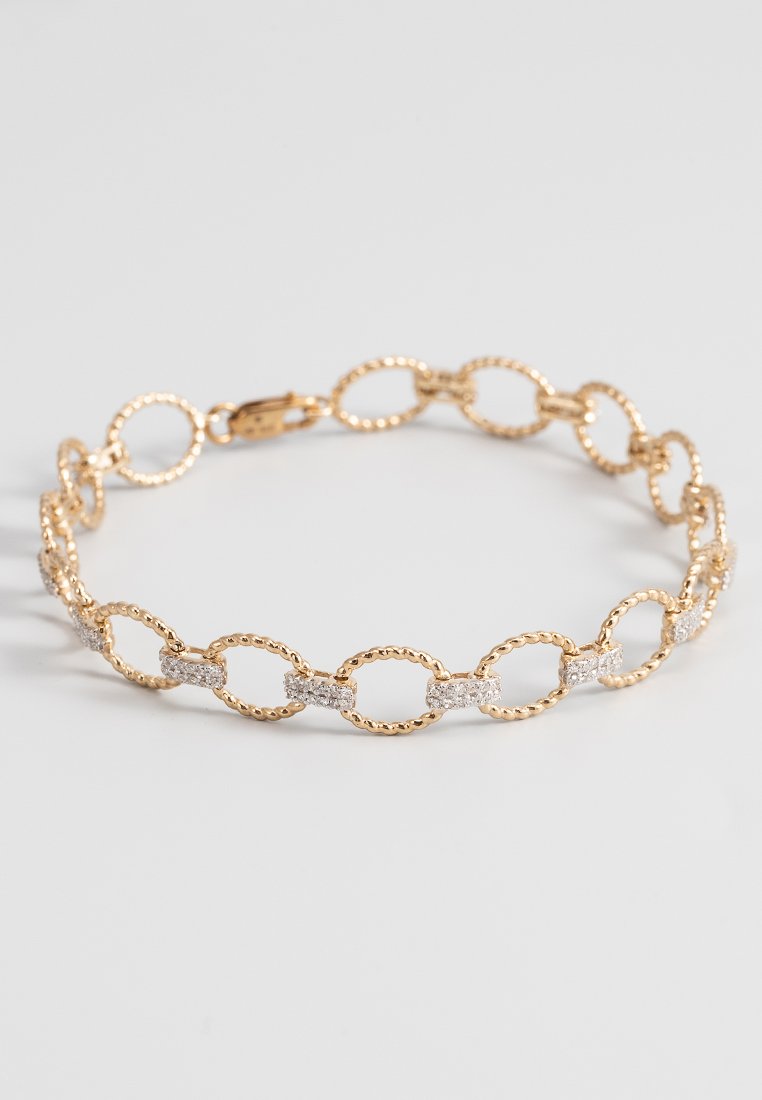 Goldfarbener Armreif mit verbundenen ovalen Formen mit gedrehter Textur, durchzogen von glitzernden silbernen Akzenten. Sichere Verschlussmechanik.
