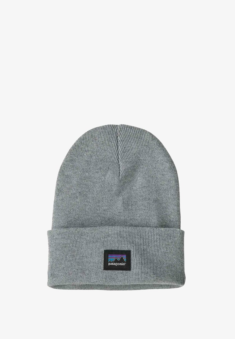Gorro de punto gris con puño doblado, hecho de tela suave. Cuenta con un parche rectangular con el logo de Patagonia y gráficos de montañas en azul, morado y negro.