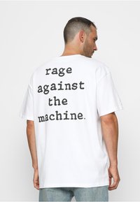 Upscale by Mister Tee RAGE AGAINST THE MACHINE OVERSIZE  - Print T-shirt - white
