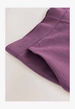 Tessuto viola con una texture liscia, piegato ordinatamente. Presenta un bordo pulito e un design minimalista, adatto per un abbigliamento casual.