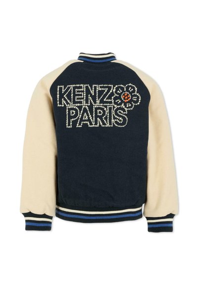 Giacca bomber in misto lana blu navy e crema con polsini a coste, orlo a righe e scritta "KENZ PARIS" decorata con dettagli floreali.