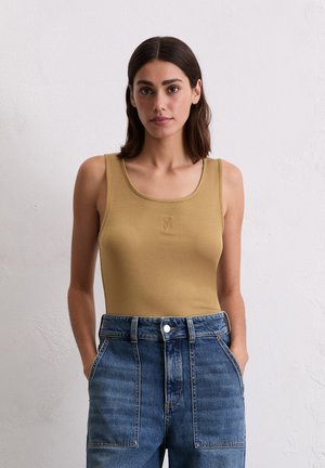 Top - pure sand