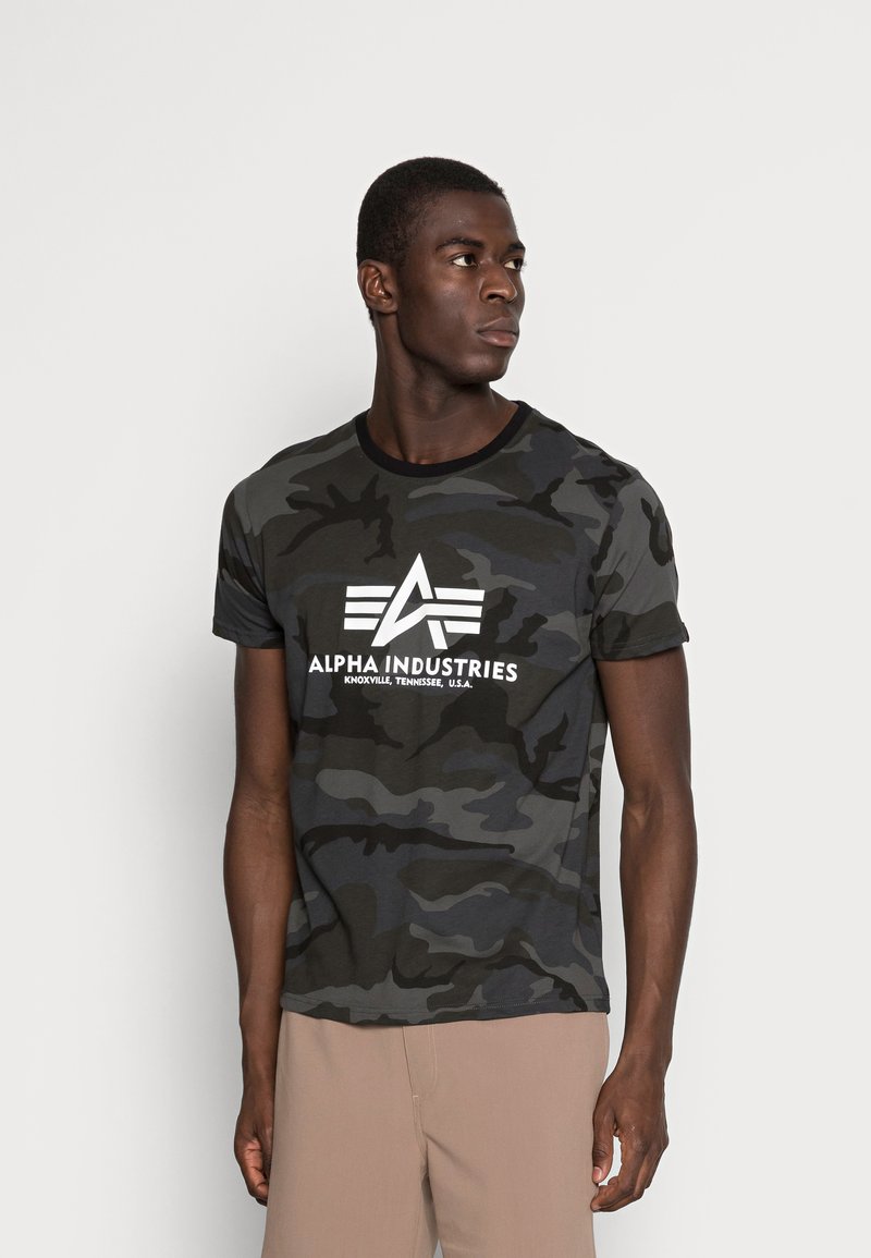 Kamo tričko v tmavě zelené a černé barvě s krátkými rukávy, s bílým logem. Měkká látka a kulatý výstřih, volný střih.