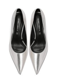 Tacchi alti in pelle argentata con punta affusolata, texture liscia e interno nero. Presentano un design minimalista e nessuna hardware visibile.