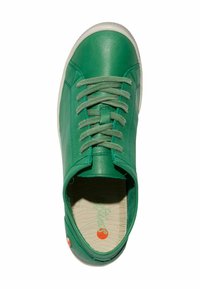 Sneaker in pelle verde con punta tonda, chiusura con lacci e lacci abbinati. Presenta una morbida fodera interna e una suola in gomma texturizzata.