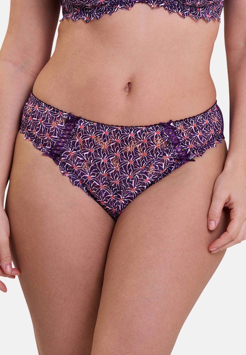 Bas de bikini en dentelle violette avec des motifs floraux en rose et orange, doté de bords festonnés et d'une texture lisse. Détail décoratif sur les côtés.