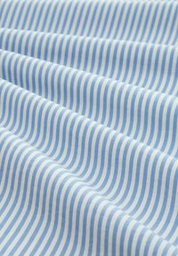 Tecido listrado em azul claro e branco com uma textura suave, apresentando linhas horizontais uniformemente espaçadas que criam um padrão ondulado.