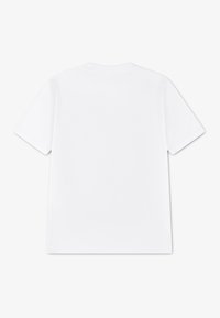 Λευκό βαμβακερό μπλουζάκι με κοντά μανίκια, λαιμόκοψη γύρου και απλή πλάτη. Απαλή υφή, χωρίς ορατά σχέδια ή διακοσμητικά στοιχεία.