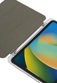 Tablet mit einem bunten Bildschirm in einer klaren Schutzhülle und einem grauen, teilweise geöffneten Klappdeckel, mit einem Stylus, der an der Seite befestigt ist.