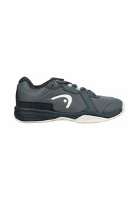 Zapatilla deportiva gris con parte superior de malla, cierre de cordones y logotipo blanco. La suela es negra y blanca, con un diseño aerodinámico para mayor soporte.