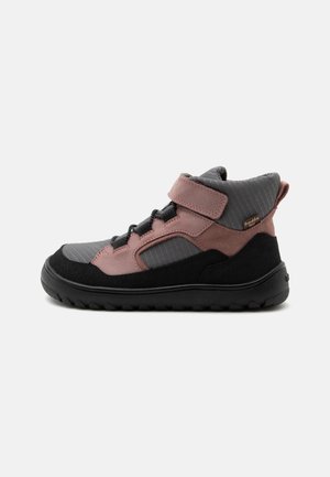 Kindersneaker met hoge schoen in roze, grijs en zwart met klittenbandsluiting en robuuste zool, ontworpen voor buitenactiviteiten.