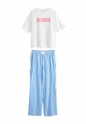 Weißes T-Shirt mit der Aufschrift "BLONDIE" in pinker Schrift, kombiniert mit blau-weiß gestreiften Schlafanzughosen mit einem elastischen Bund.