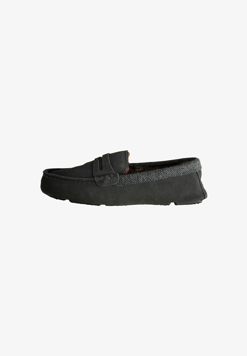 Mocassins en daim noir avec un accent en tissu gris texturé et une bande cousue. Semelle plate et design épuré. Convient pour un usage décontracté.