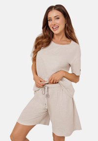 Jasnoszary dwuczęściowy zestaw odzieży domowej składający się z krótkiego rękawa i szortów do kolan z elastycznym pasem i sznurkiem.