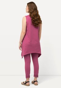 Ulla Popken LONGLINE  PUNTZOOM  V-HALS MOUWLOOS - Top - fuchsia