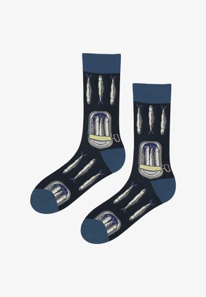 Ciemnoniebieskie skarpety z niebieskimi mankietami, piętami i palcami, ozdobione wzorem małych rybek i otwartych puszek sardynek wypełnionych rybami.