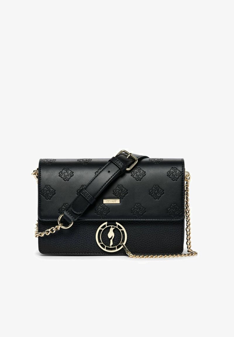 Czarna skórzana torba na ramię z wytłoczonym wzorem logo, złotymi akcentami, łańcuszkowym paskiem oraz okrągłym akcentem logo z przodu.