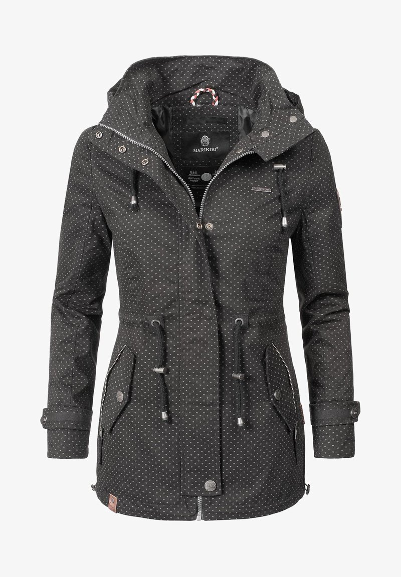 Juodas vandeniui atsparus švarkas su baltais taškeliais, reguliuojama капucha, raišteliai liemens srityje, užtrauktuku ir atlapinėmis kišenėmis bei spaudžiamojo mygtuko uždarymu.