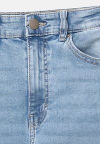 Taille de jean en denim bleu clair avec bouton métallique, fermeture éclair, passants de ceinture et poche avant droite visible.