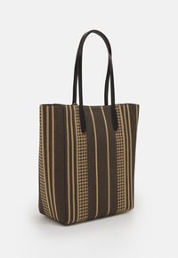 Sac cabas rayé en marron et beige avec motif pied-de-poule, doté de poignées en cuir noir et d'une forme rectangulaire. Extérieur en tissu texturé.