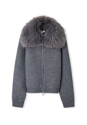 Grau gestrickte Zip-Jacke mit langen Ärmeln und großem flauschigem Kunstfellkragen.